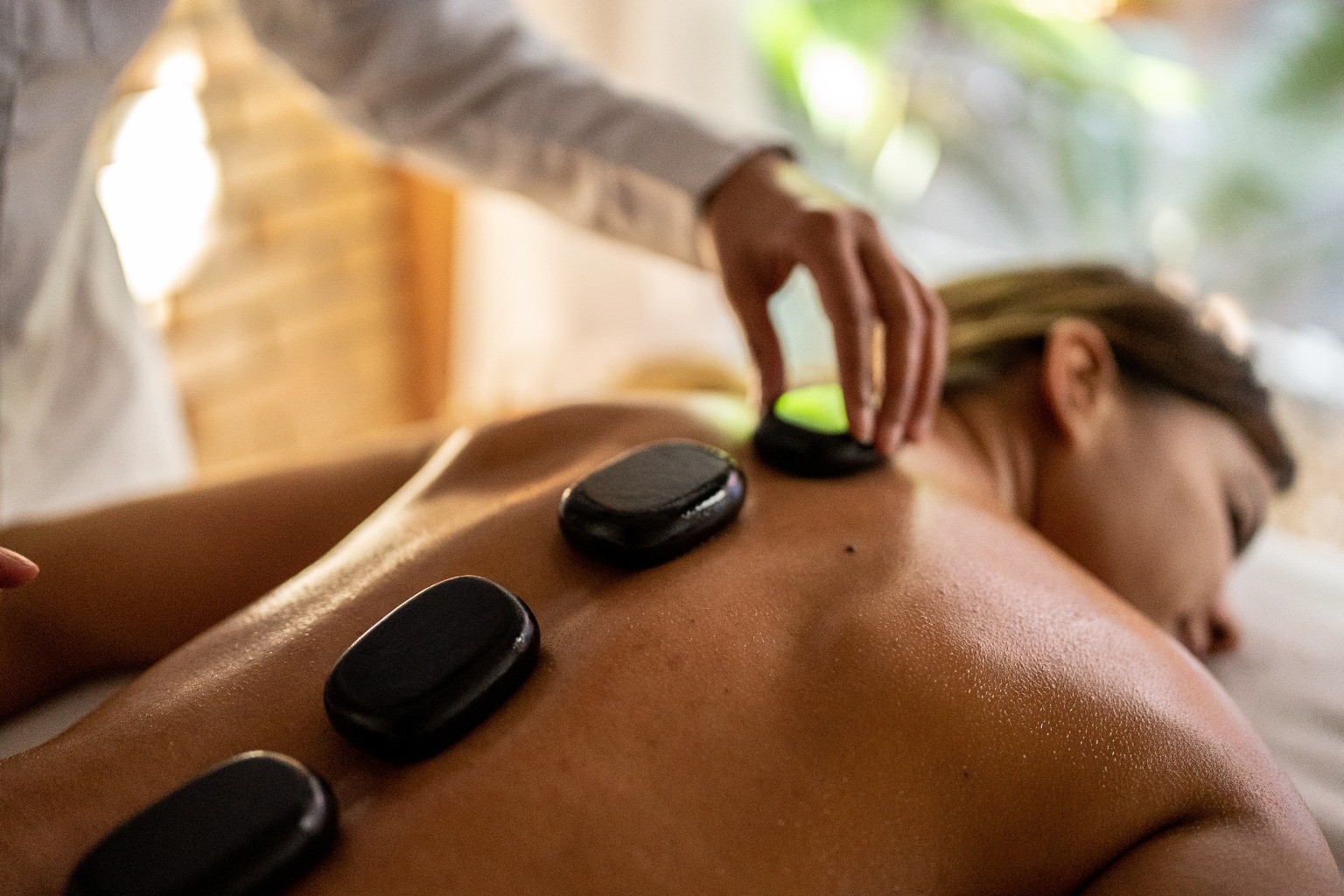 Hot-Stone-Rückenmassage
